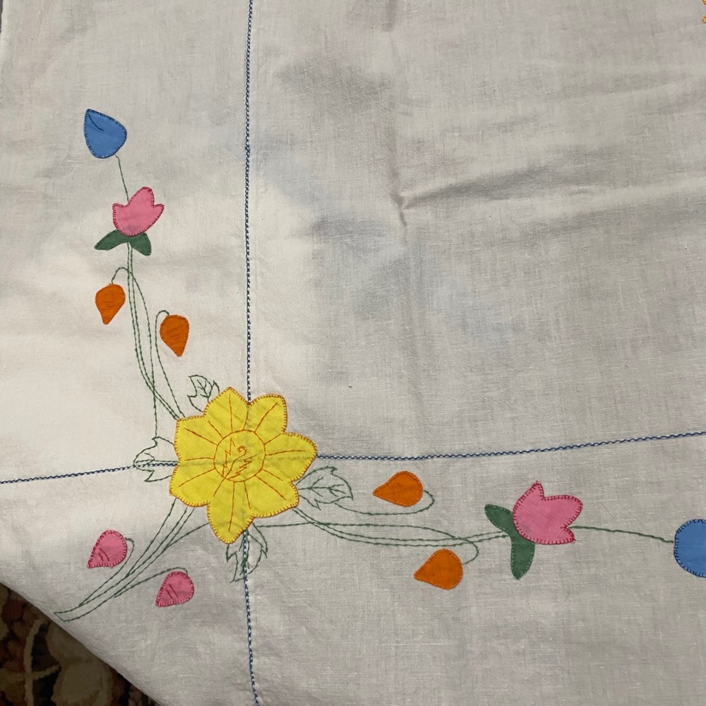 Vintage Hand Stitched Floral Applique Tablecloth and 3 Scalloped Napkins - Picture 3 of 10